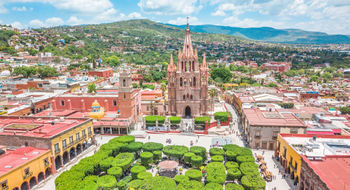 La Parroquia de San Miguel Arcangel, the 18th-century, pastel-pink church that is the centerpiece of San Miguel de Allende.